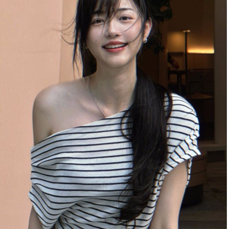 Off-shoulder short-sleeved T-shirt for women in summer hot girls slim and unique off-shoulder striped top
