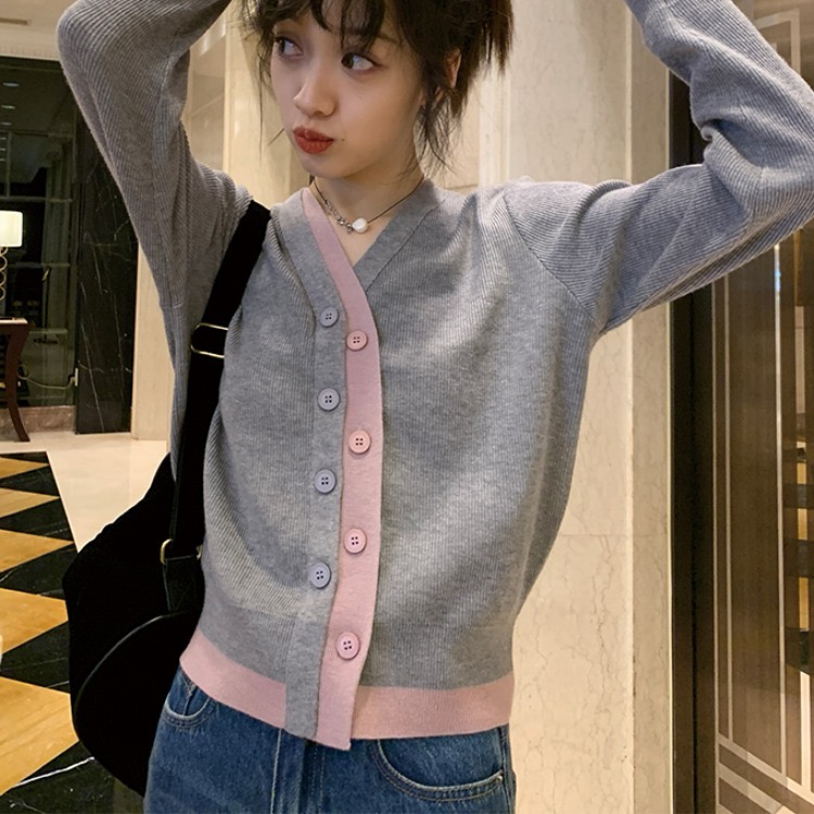Fake two-piece V-neck Japanese contrasting knitted cardigan for women 2025 early spring new Xiaoxiang lazy style sweater jacket