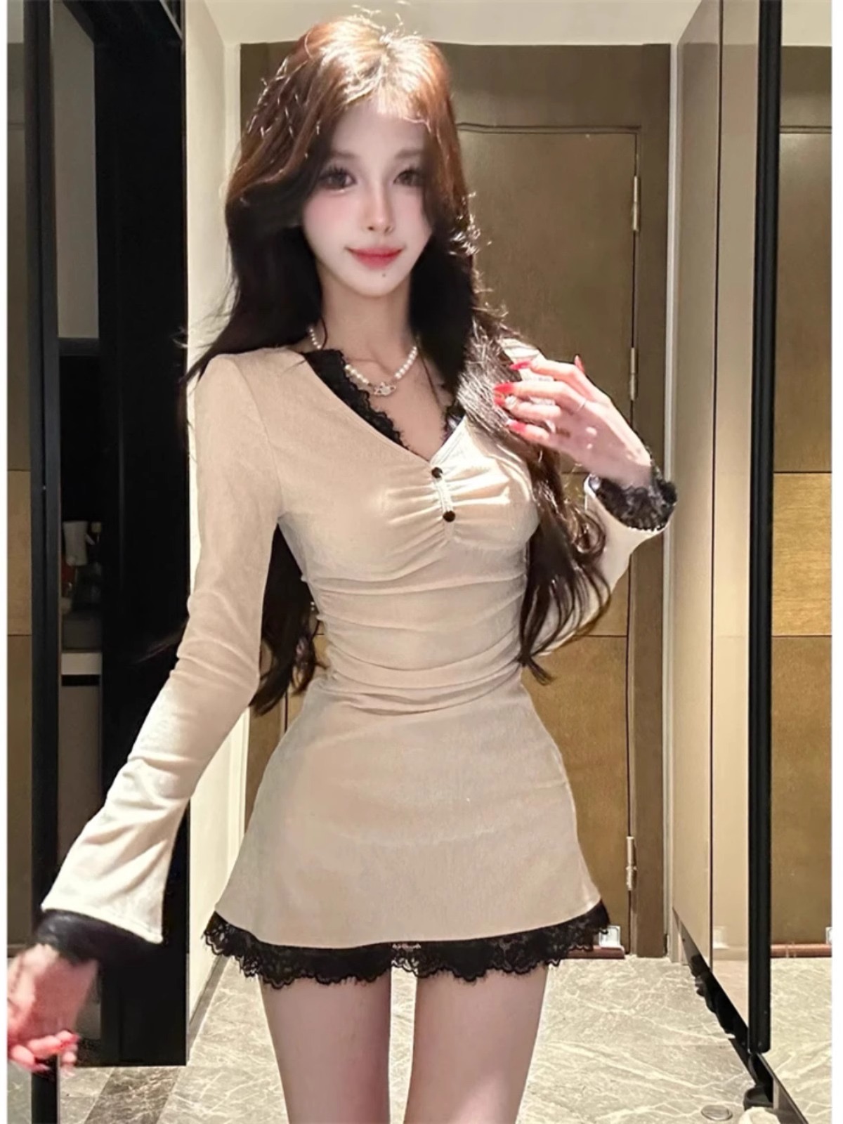 法式御姐風V領蕾絲邊拼接長袖連衣裙女冬季新款修身加厚內搭短裙
