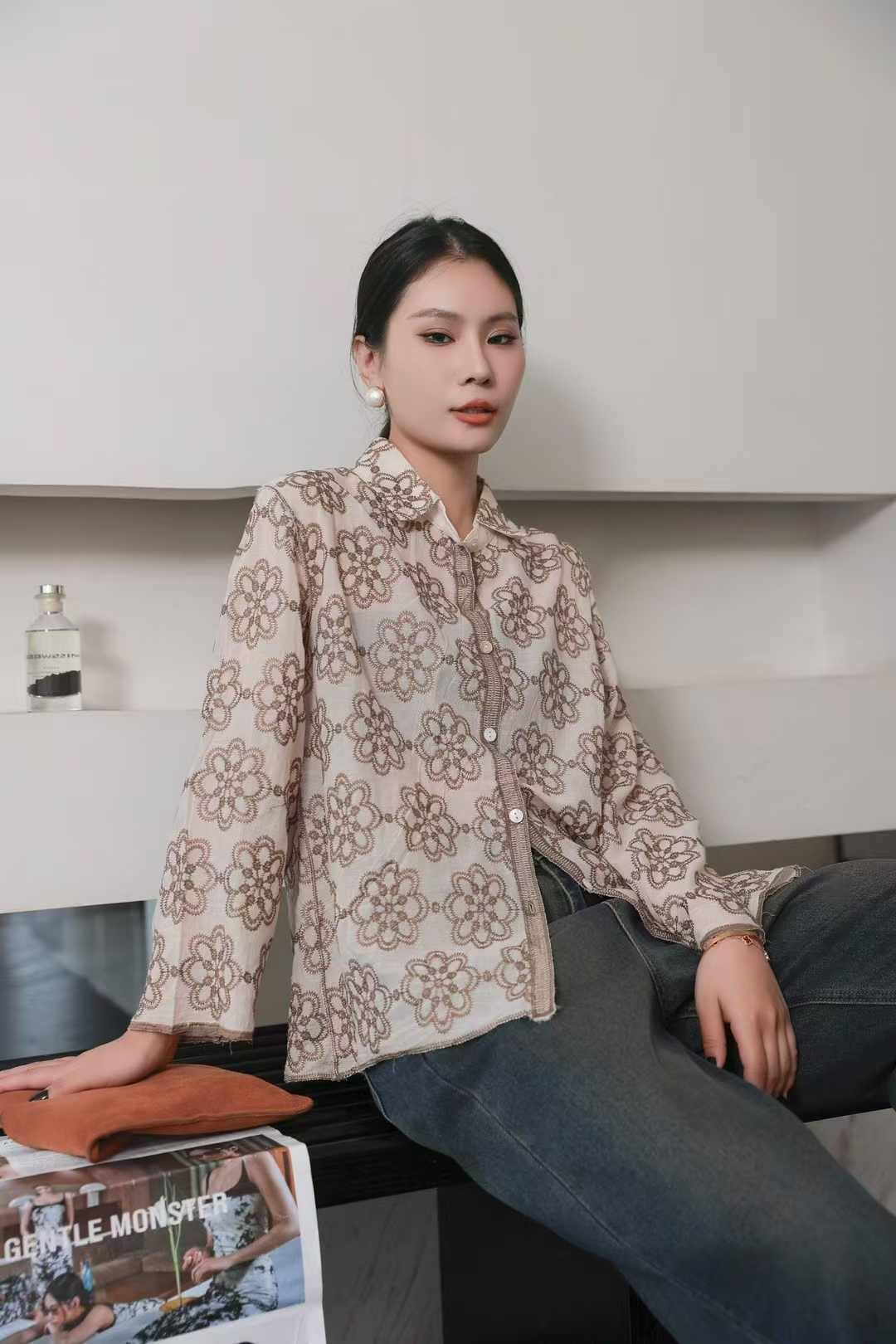 2025高級感新款法式復古長袖翻領寬鬆顯瘦單排扣繡花襯衫女裝百搭