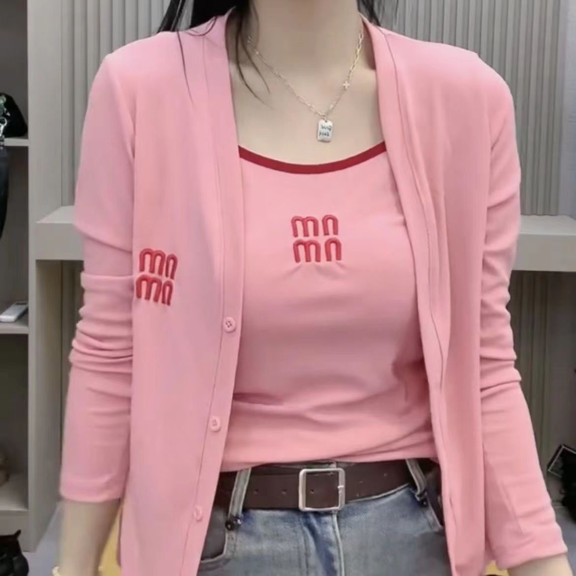 Autumn fashionable, fashionable, high-end age-reducing temperament casual and slimming vest + cardigan two-piece suit for women