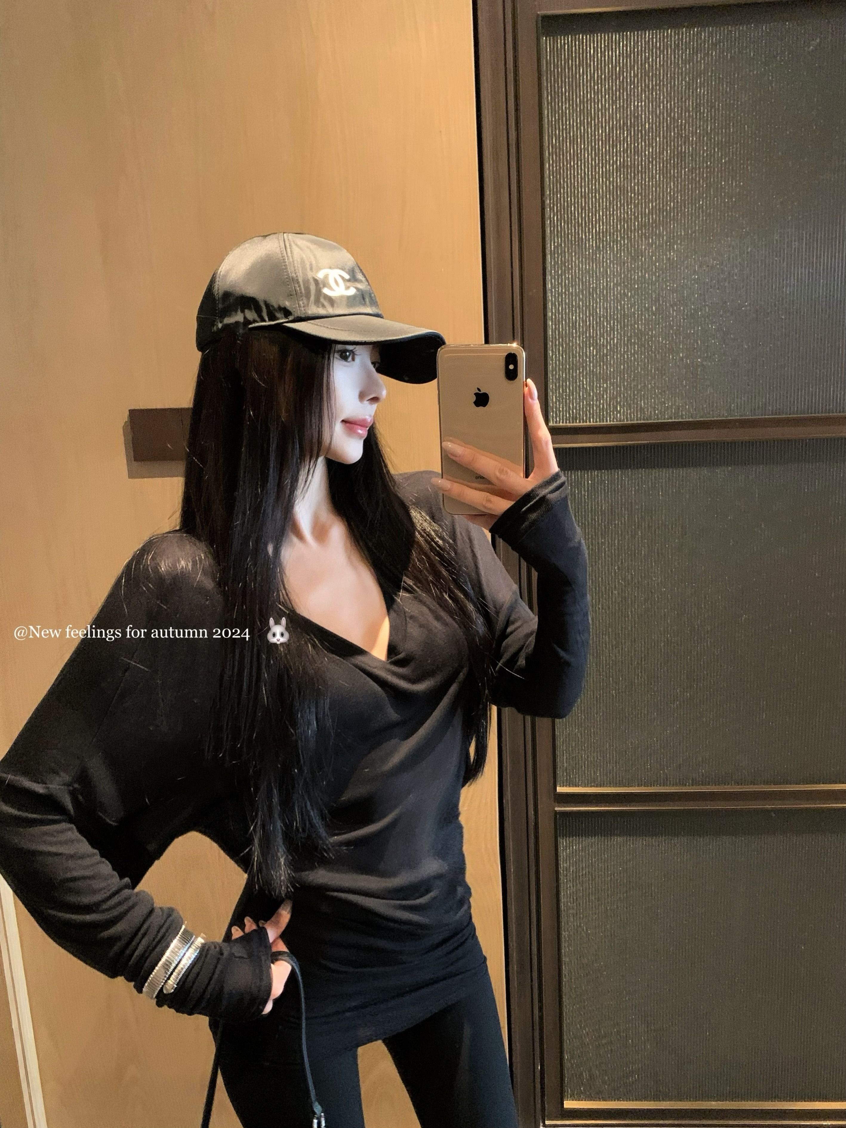 Korean version of black v-neck long-sleeved loose T-shirt for women in autumn casual lazy style sunscreen mid-length versatile top