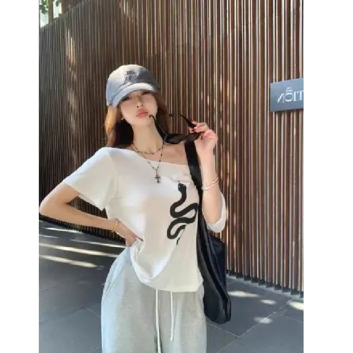 Small snake printed off-shoulder short-sleeved T-shirt for women in summer loose white design hot girl chic unique versatile top