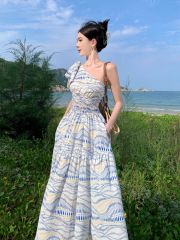 泰國旅遊拍照斜肩連衣裙小眾設計感氣質收腰裙子三亞度假沙灘長裙