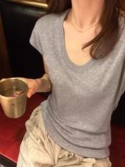 Gray U-neck front shoulder short-sleeved T-shirt for women in summer 2025 new hot style lazy style slim fit small flying sleeve knitted top