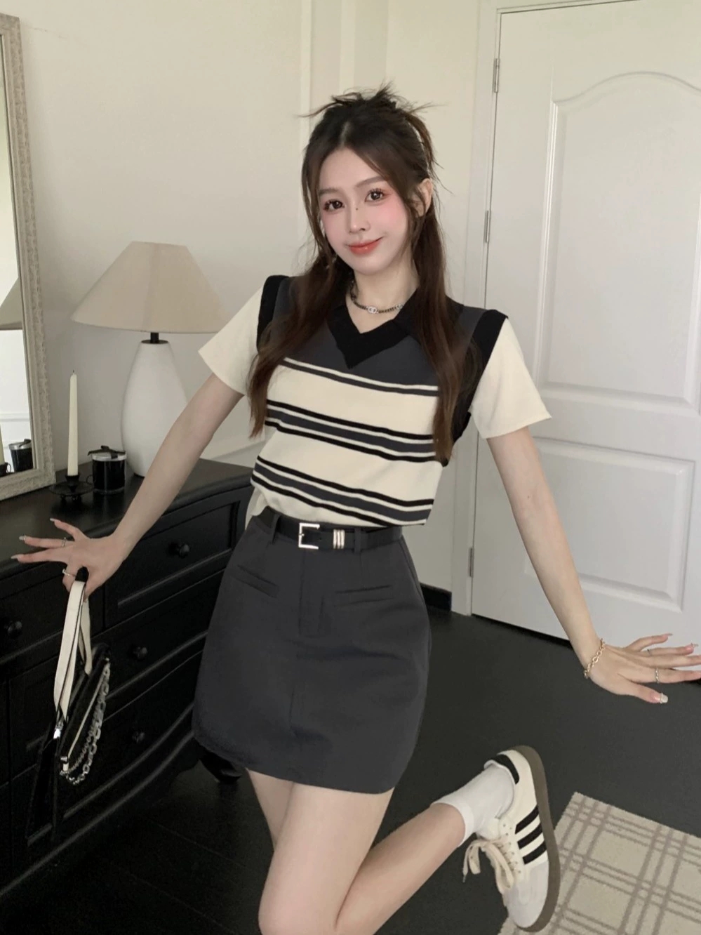 假兩件撞色條紋V領正肩短袖T恤女夏季學院風修身短款冰絲針織上衣