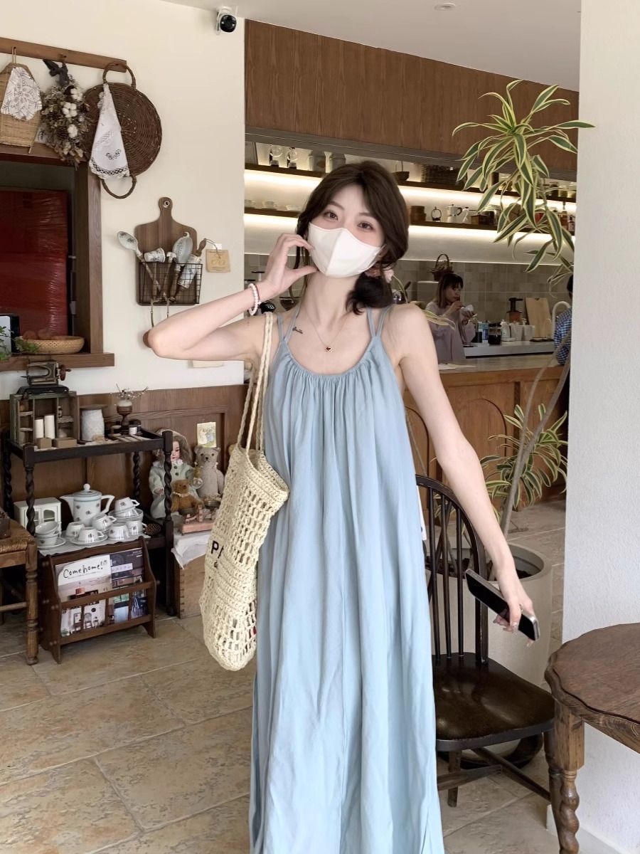 海邊度假風藍色吊帶連衣裙女春季2025新款寬鬆露背系帶A字長裙ins