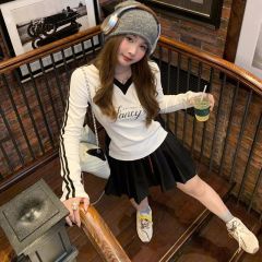 Original method of squatting body clothes black and white color-blocking chicken heart collar long sleeve T-shirt