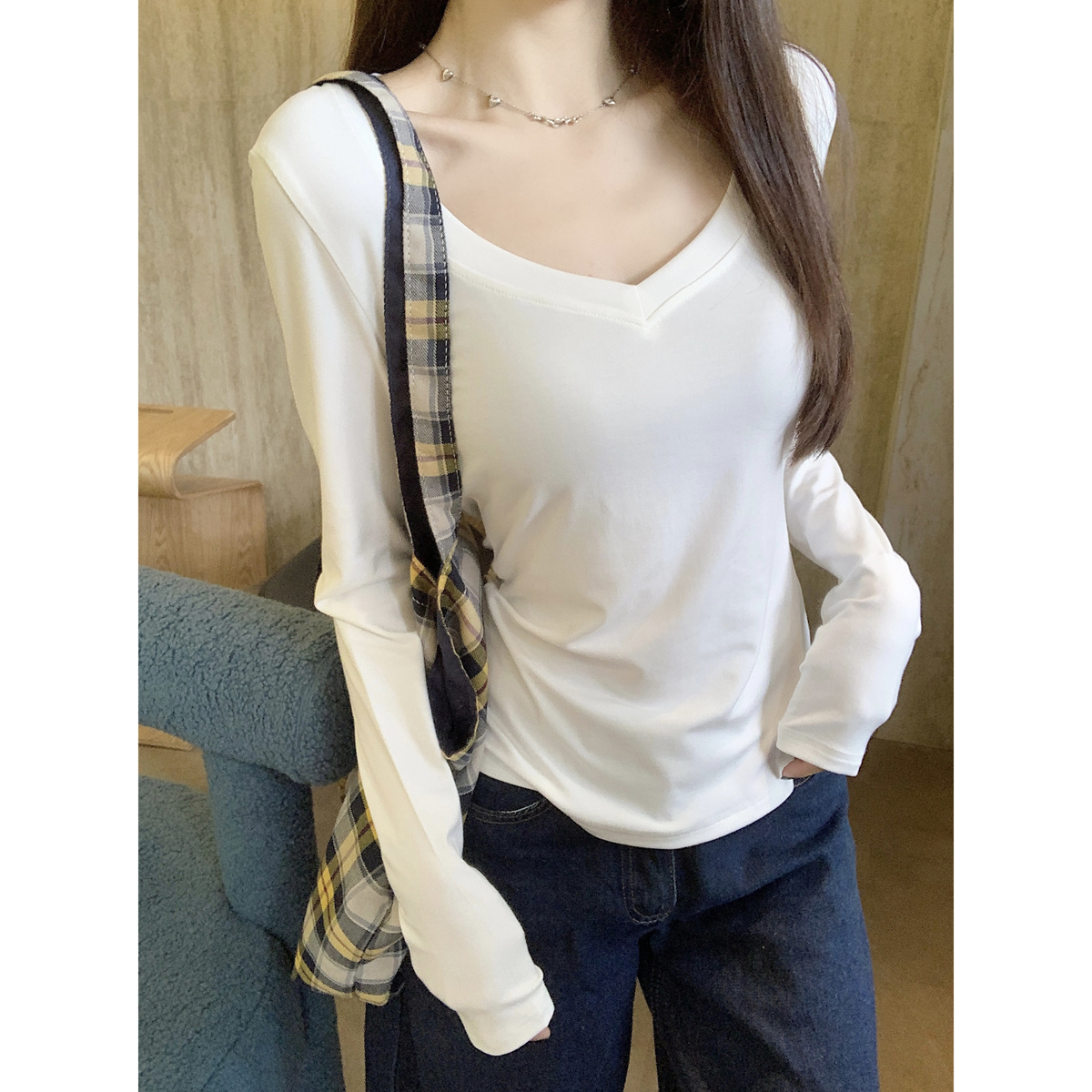 Real shot of the spring Korean version of pure desire v-neck showing breast temperament versatile cotton long-sleeved T-shirt base shirt top