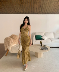 Real shot~Retro new Chinese V-neck halter neck dress for women in summer 2025 new pleated waist-packing hip skirt