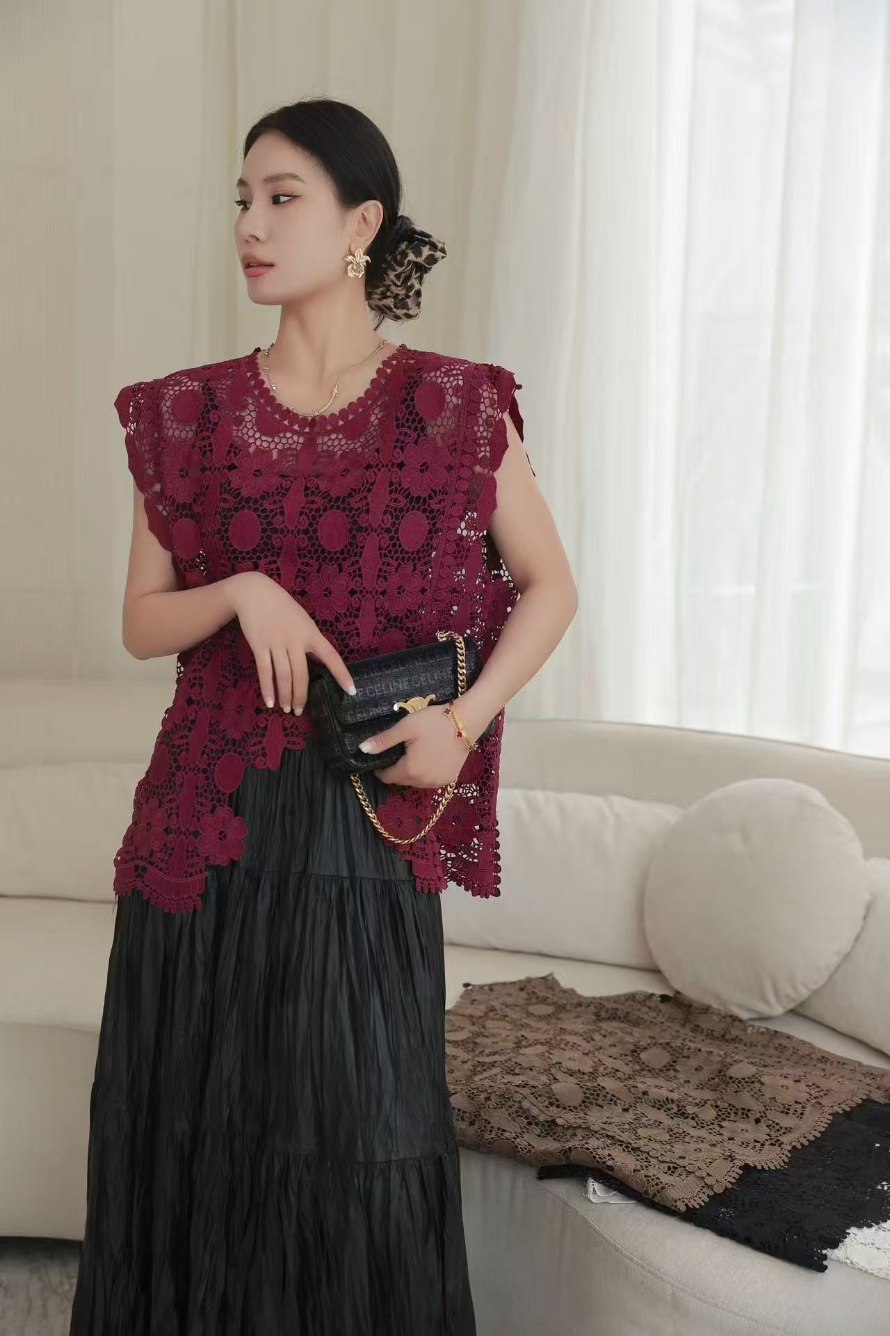 Fashionable and stylish lace top with no sleeves for women 2025 spring and summer layered blouse outerwear vest top 