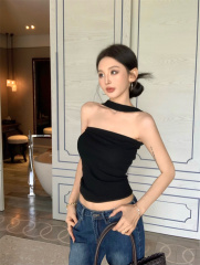 Real shot of fashionable retro temperament and fashionable hot girl halter neck vest top