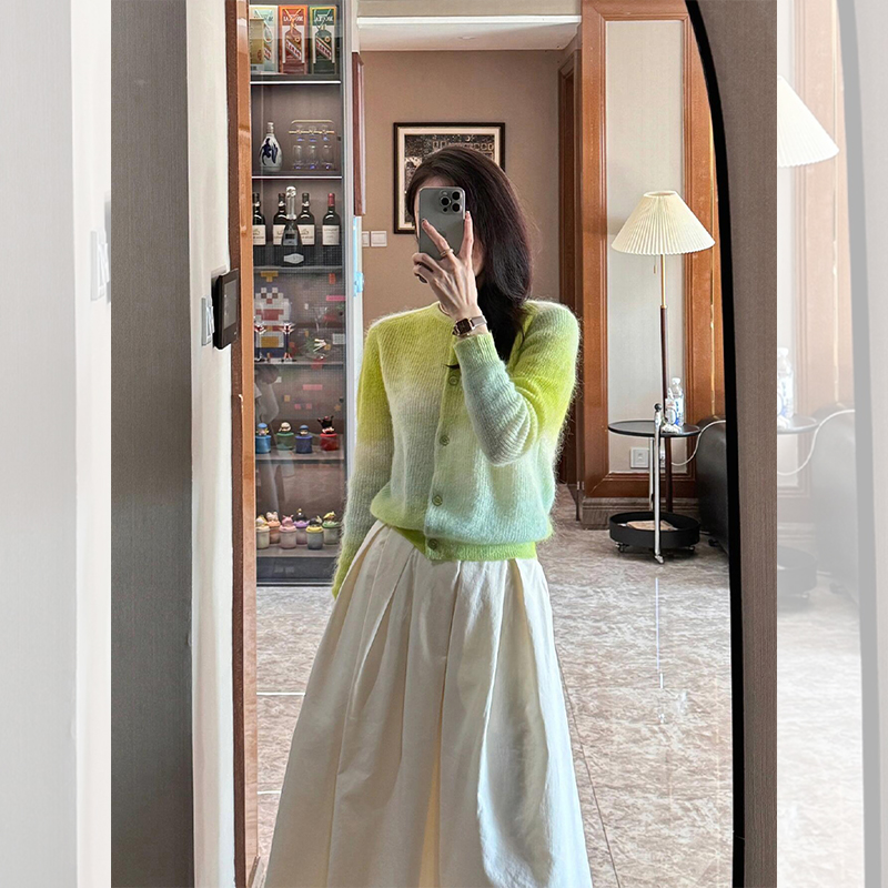 Korean gradient green long-sleeved knitted cardigan for women 2025 spring and autumn exterior wear niche design loose