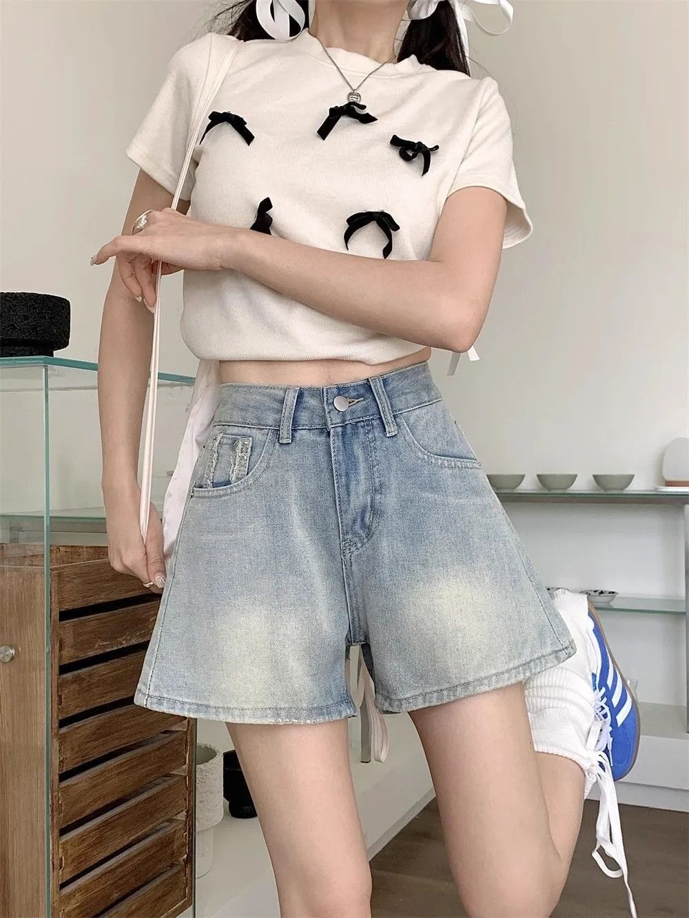 American retro Hong Kong style blue high waist straight-leg denim shorts for women in summer new design slimming wide-leg hot pants
