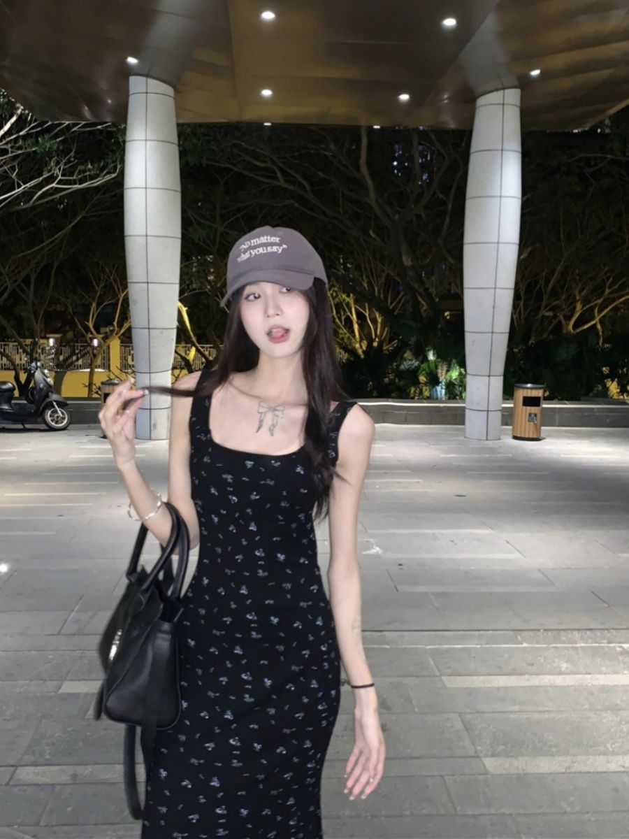 黑色碎花吊帶連衣裙女初春新款法式御姐風性感修身包臀裙長裙裙子
