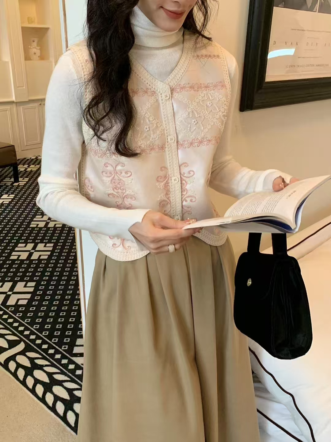 Retro Maillard Style Sleeveless Backless Top for Autumn with Heavy Work Embroidery Design, Charming and Unique for Petite Figures