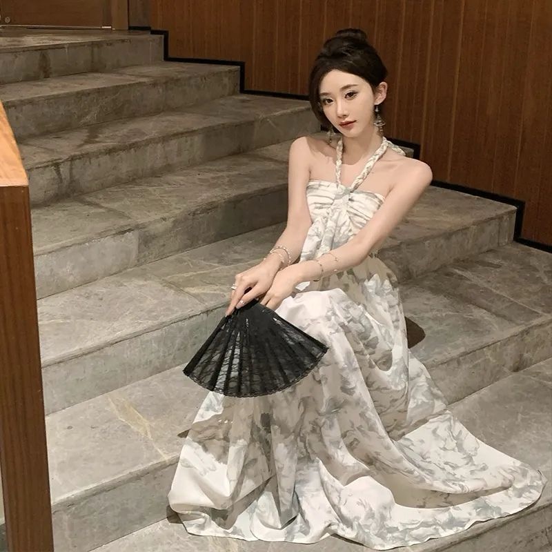 高級設計感掛脖連衣裙女2025法式氣質度假風拍照大擺露背印花長裙