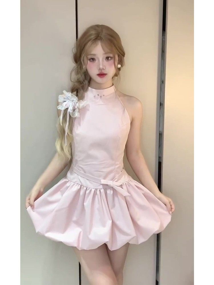法式甜美粉色無袖掛脖連衣裙女夏季設計感收腰顯瘦蓬蓬短裙小個子