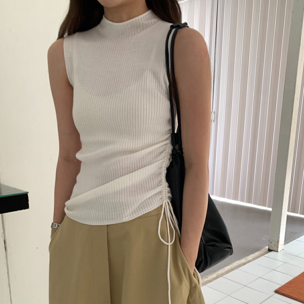 On line 十三行新款設計小眾百分百細羊毛立領坑條側抽繩無袖背心