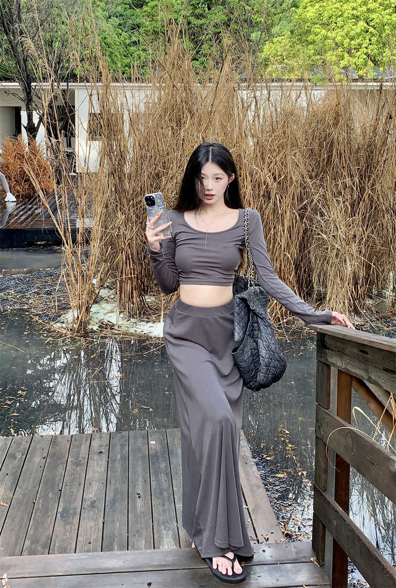 Real shot~Spring and summer short U-neck T-shirt for women with slim waist-exposed top A-line drooping skirt temperament set
