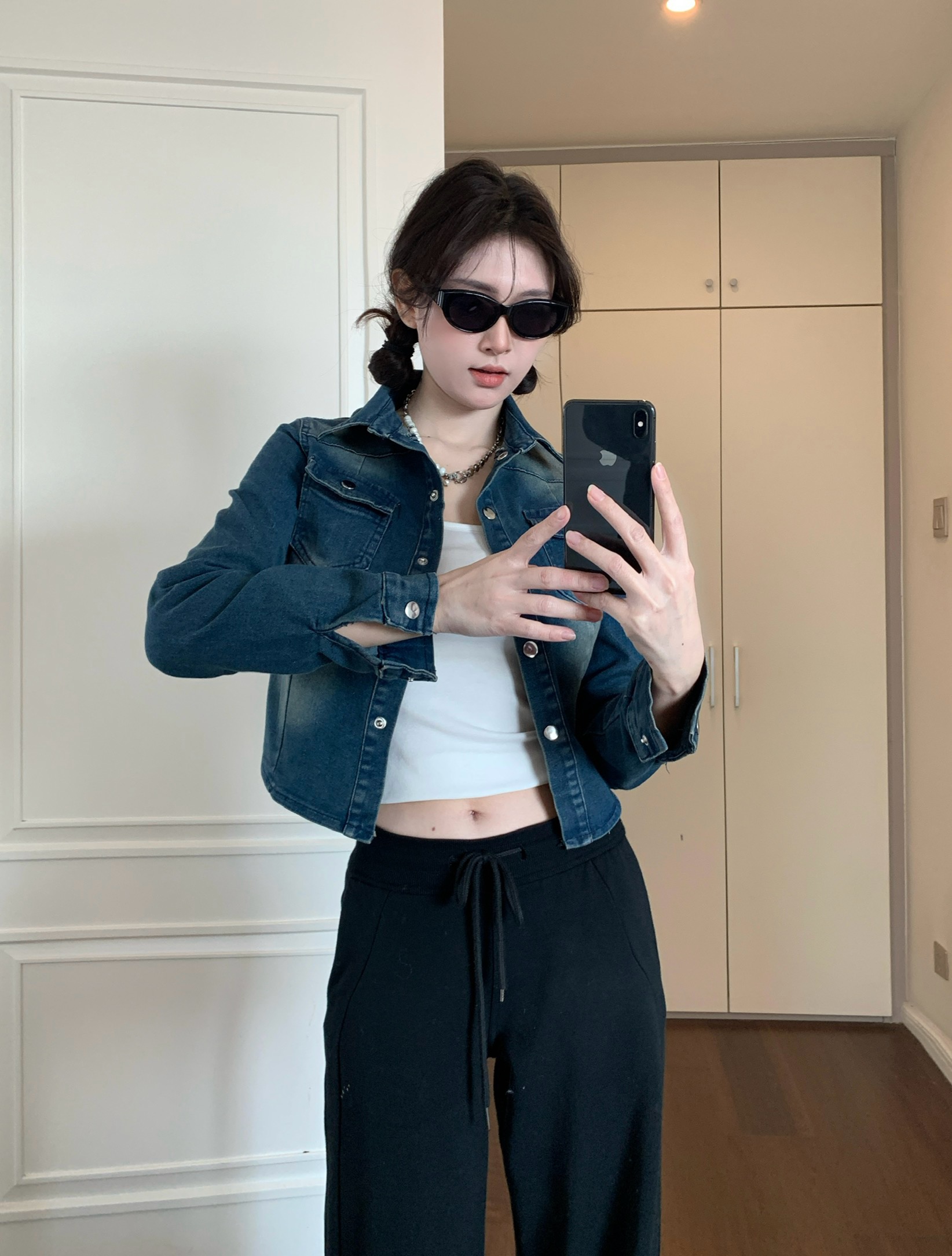 Real shot of spring French retro single-breasted lapel waist-hugging short denim shirt jacket top