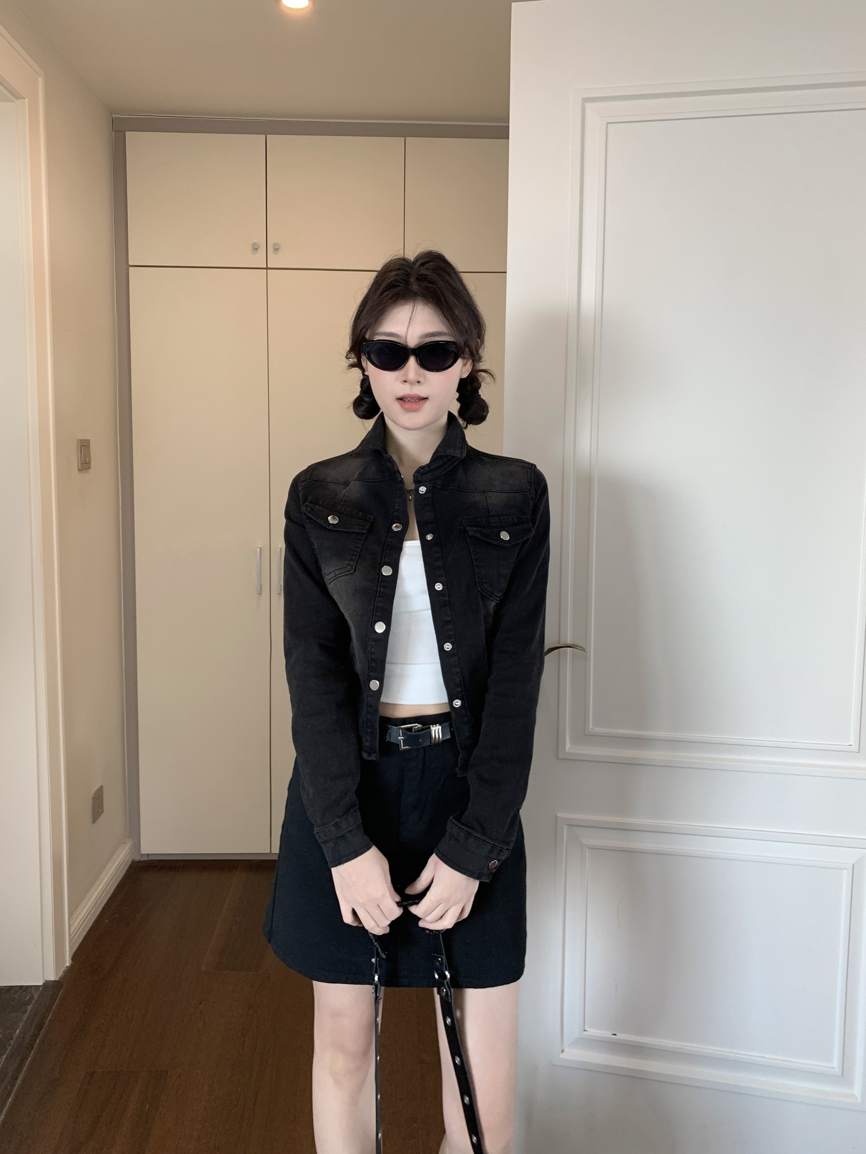 Real shot of spring French retro single-breasted lapel waist-hugging short denim shirt jacket top