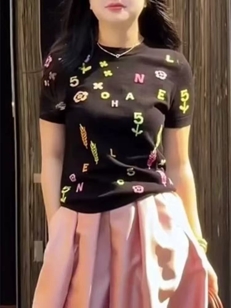 時尚簡約漂亮超好看黑色短袖上衣2025春季款修身顯瘦花卉刺繡T恤