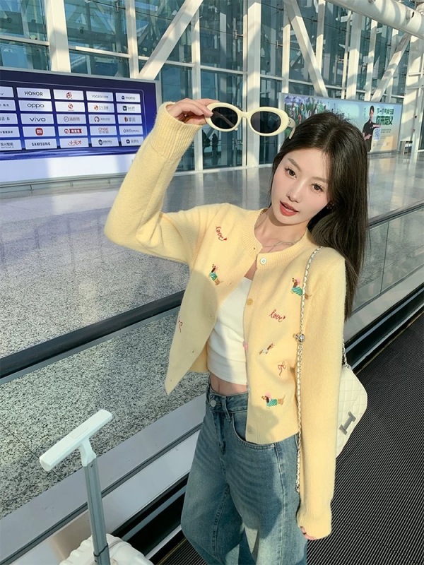 Yellow lazy style short round neck button sweater cardigan 2025 spring new slim knitted jacket