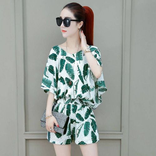 Ice silk floral shorts set 2025 new summer fashion internet celebrity is very fashionable and fashionable. Two-piece set for age-reducing and slimming