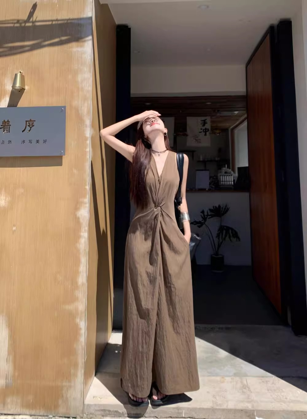 Light-fashioned style design-feeling kink sleeveless dress for women in summer 2025 new French temperament slim long skirt