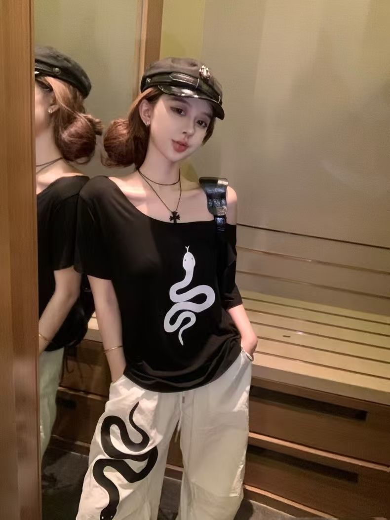 小蛇印花斜肩短袖T恤女夏季寬鬆白色設計感辣妹chic獨特百搭上衣