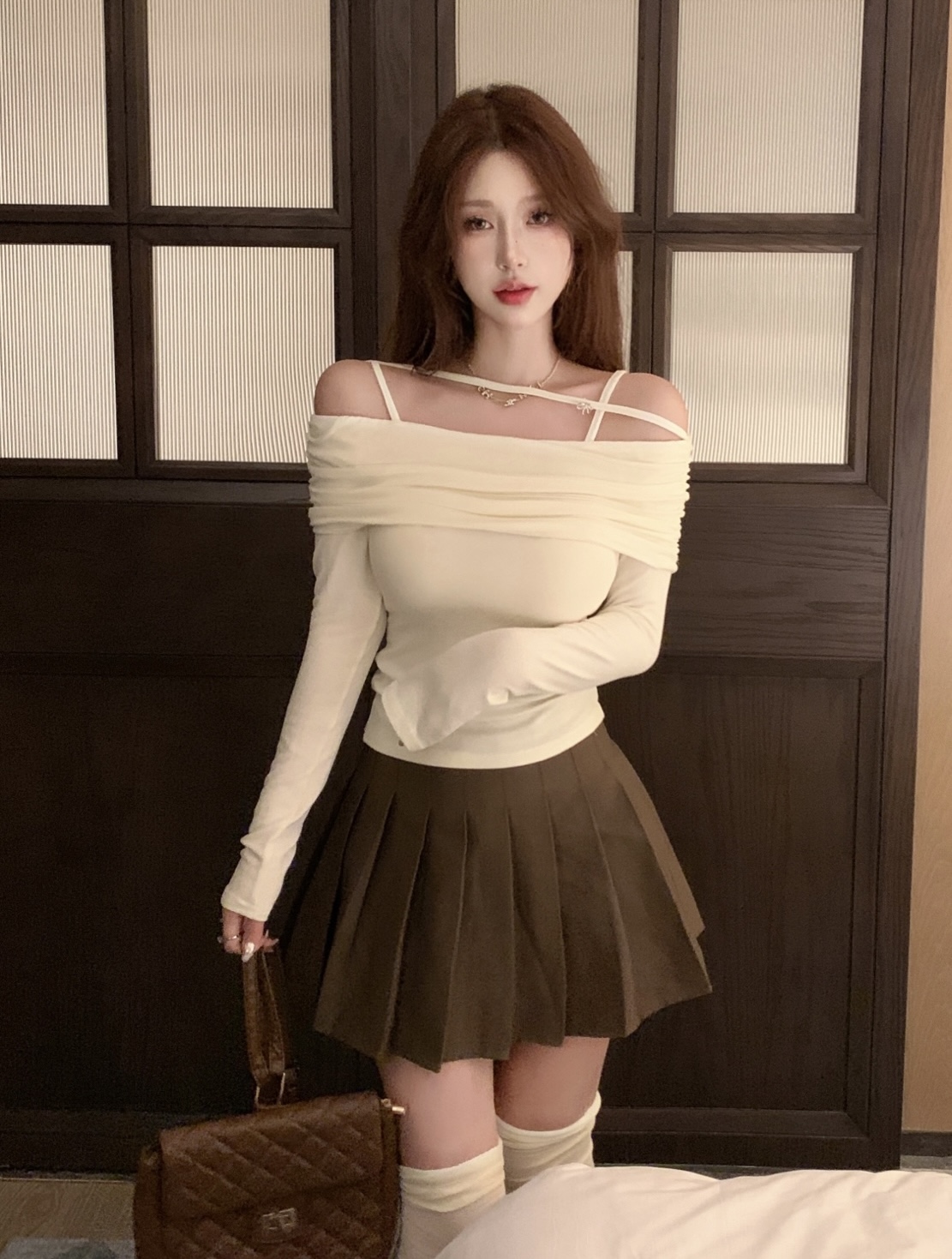 Real shot of pure and single-shoulder T-shirt for women in spring design hot girl slim long-sleeved top