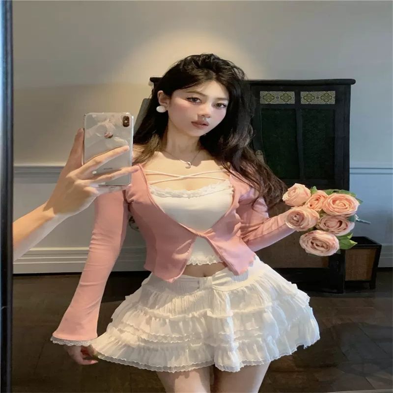 Pure and sexy hot girl with short breasts, short tops for women's autumn clothes, unique and beautiful fake two-piece lace base shirt inside