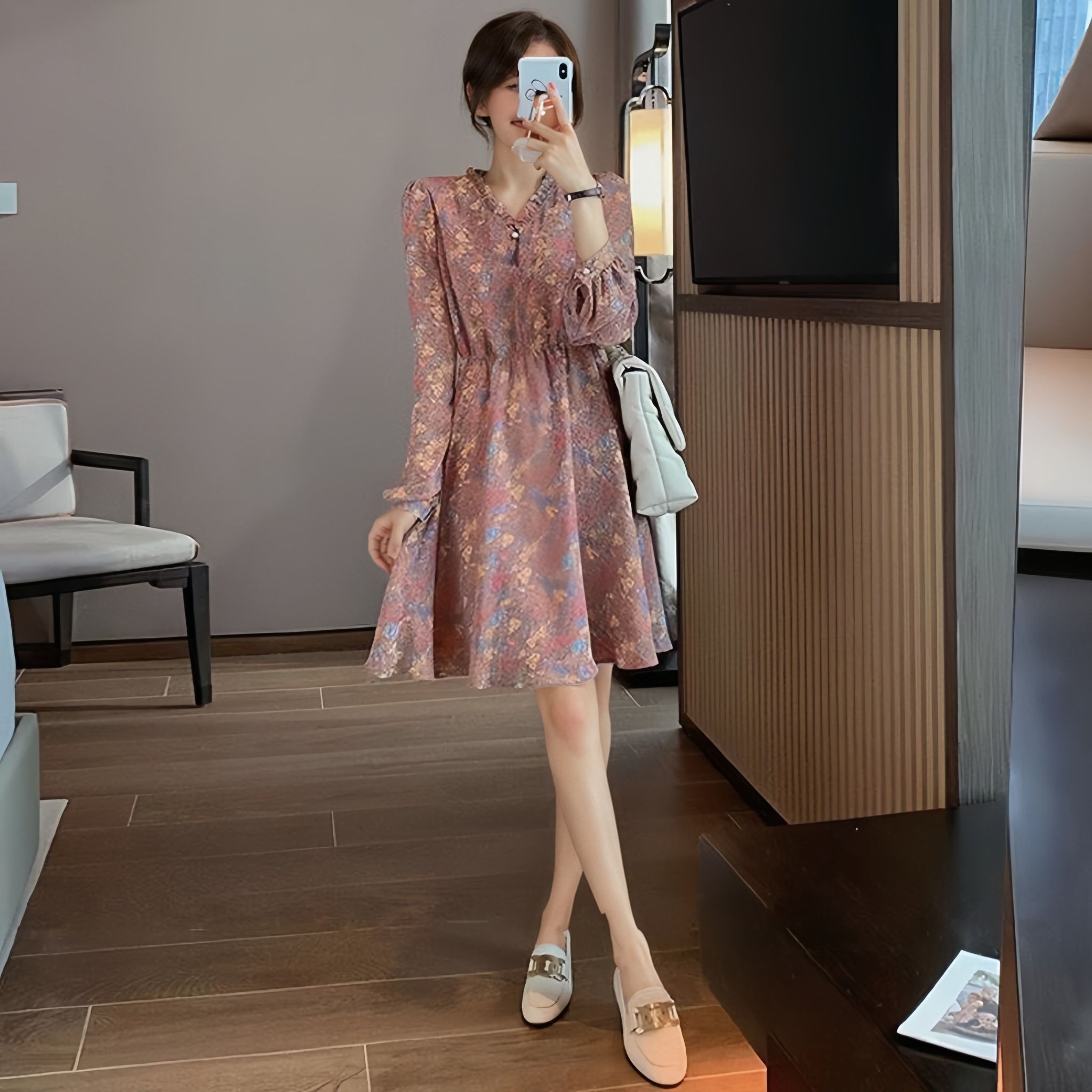 2025 Spring, Early Autumn and Winter New Korean version design high waist slim small long sleeve base V-neck skirt