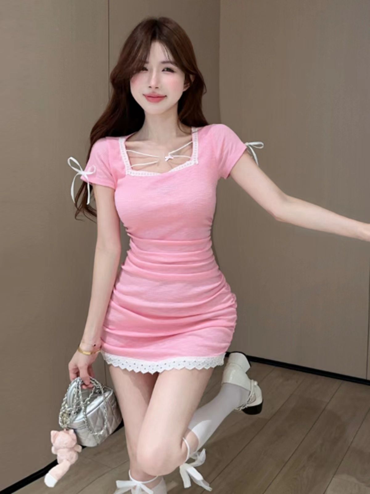 A small, pure and lustful style, showing a big breast, a short-sleeved dress with a sweet girl with a high waist, slim hip pleated skirt