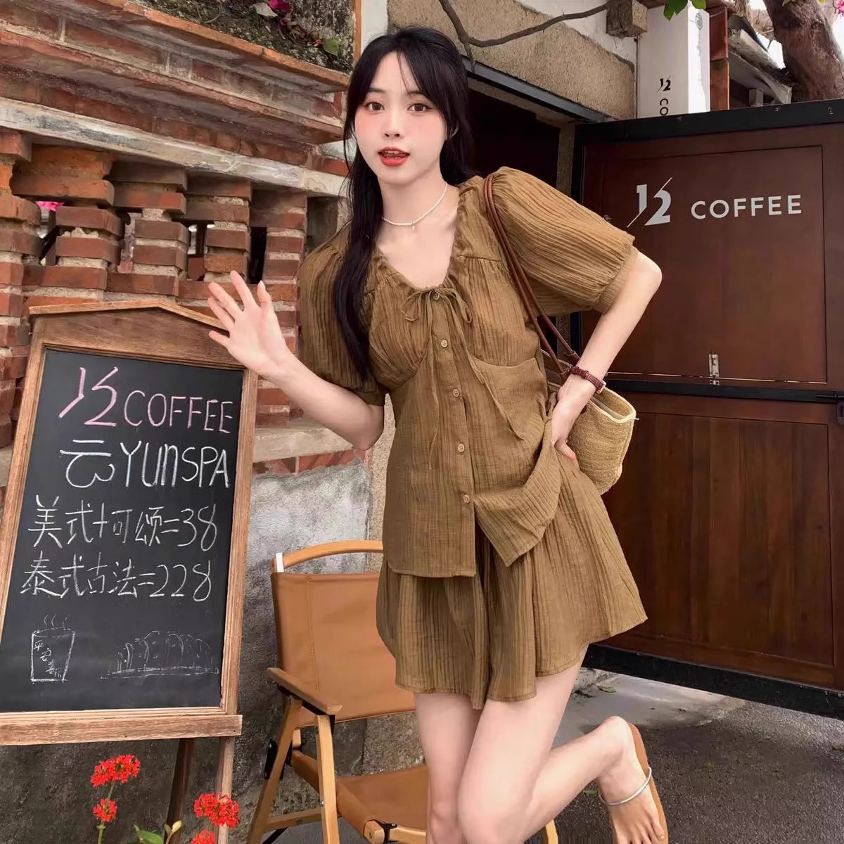 Original workmanship 2025 new fashion style loose age-reducing brown V-neck short-sleeved thin top shorts two-piece set