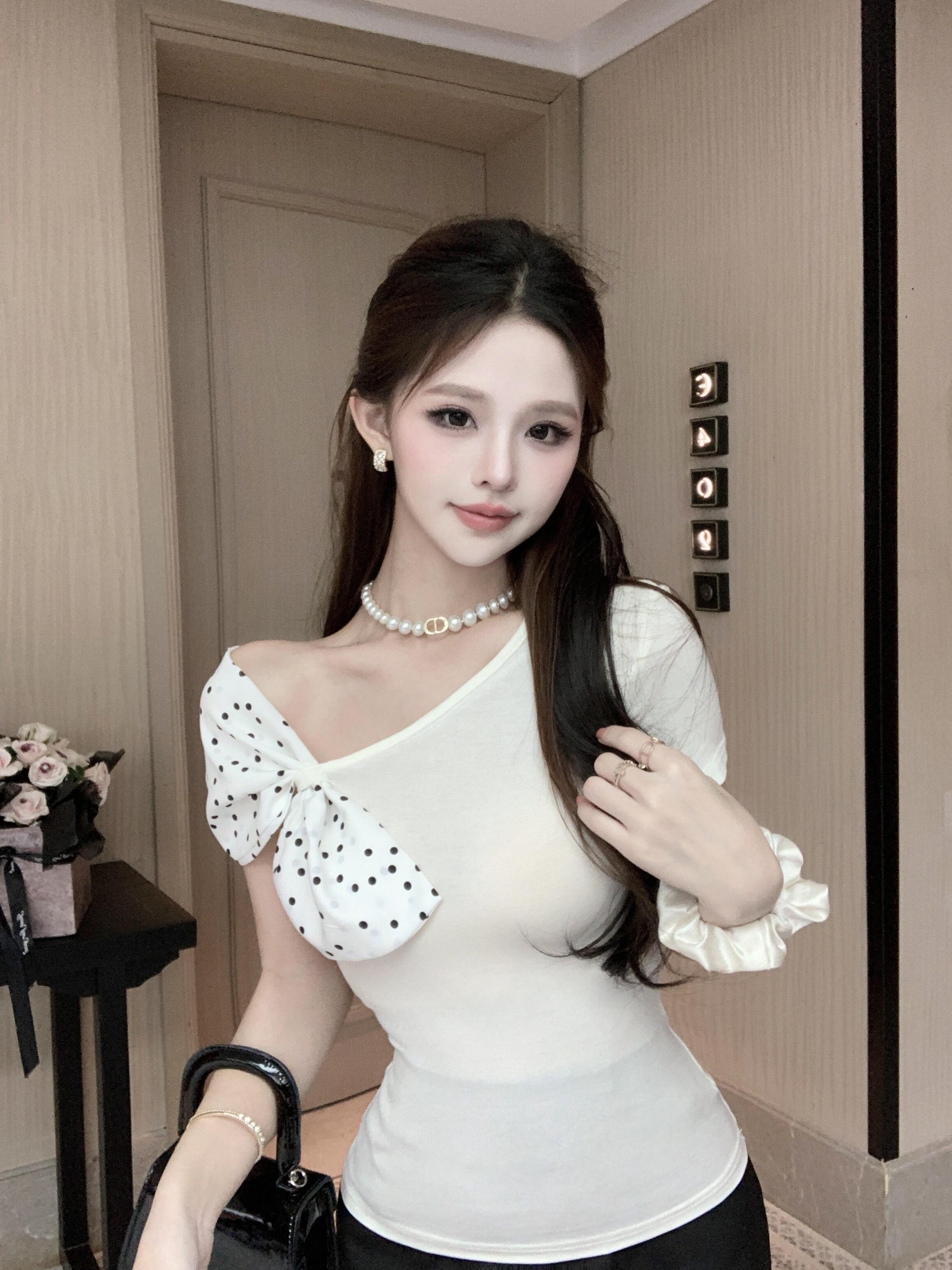 Real shot of pure slanted neckline off-shoulder polka dot slim short-sleeved T-shirt for women with slit lace hip skirt