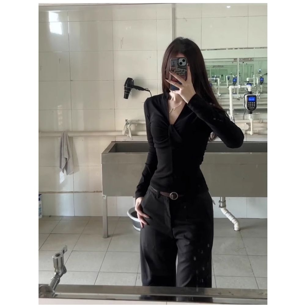 Devlin black long-sleeved T-shirt for women with Autumn V-neck inner layer base sweet and spicy top