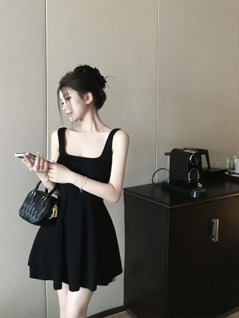 法式氣質黑色吊帶連衣裙夏季新款赫本風收腰小個子高級感背帶短裙