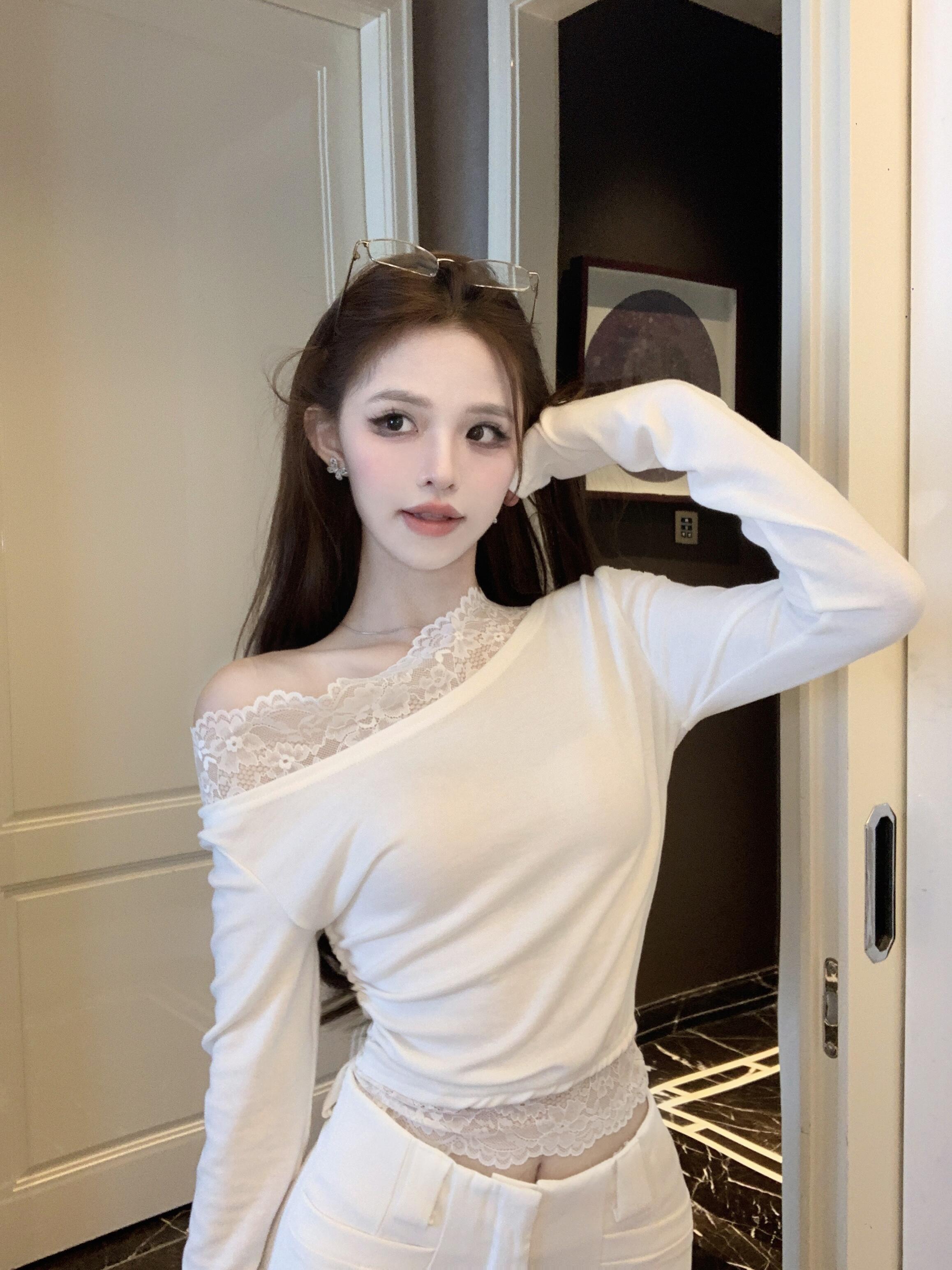 Real shot of lace off-shoulder sexy splicing bottoming shirt for women in spring slim off-shoulder short long-sleeved top