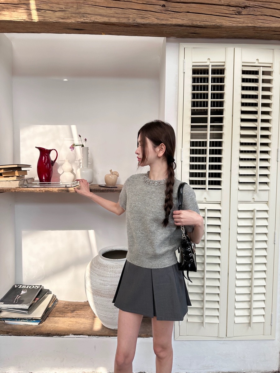 Gray short-sleeved sweater for women in spring 2025 new Korean chic heavy industry diamond-inlaid round neck loose short top