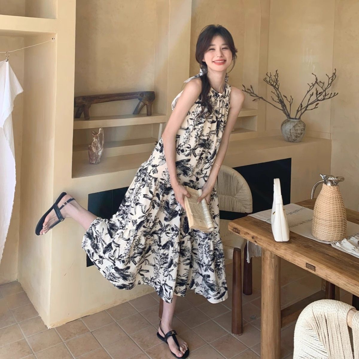法式無袖掛脖印花連衣裙女2025夏季新款度假風溫柔氣質小心機長裙