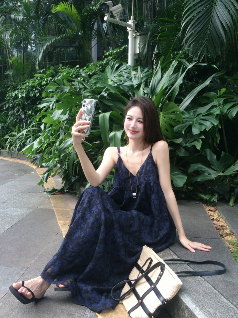 Real shot Korean jacquard suspender skirt artistic relief design V-neck French long skirt