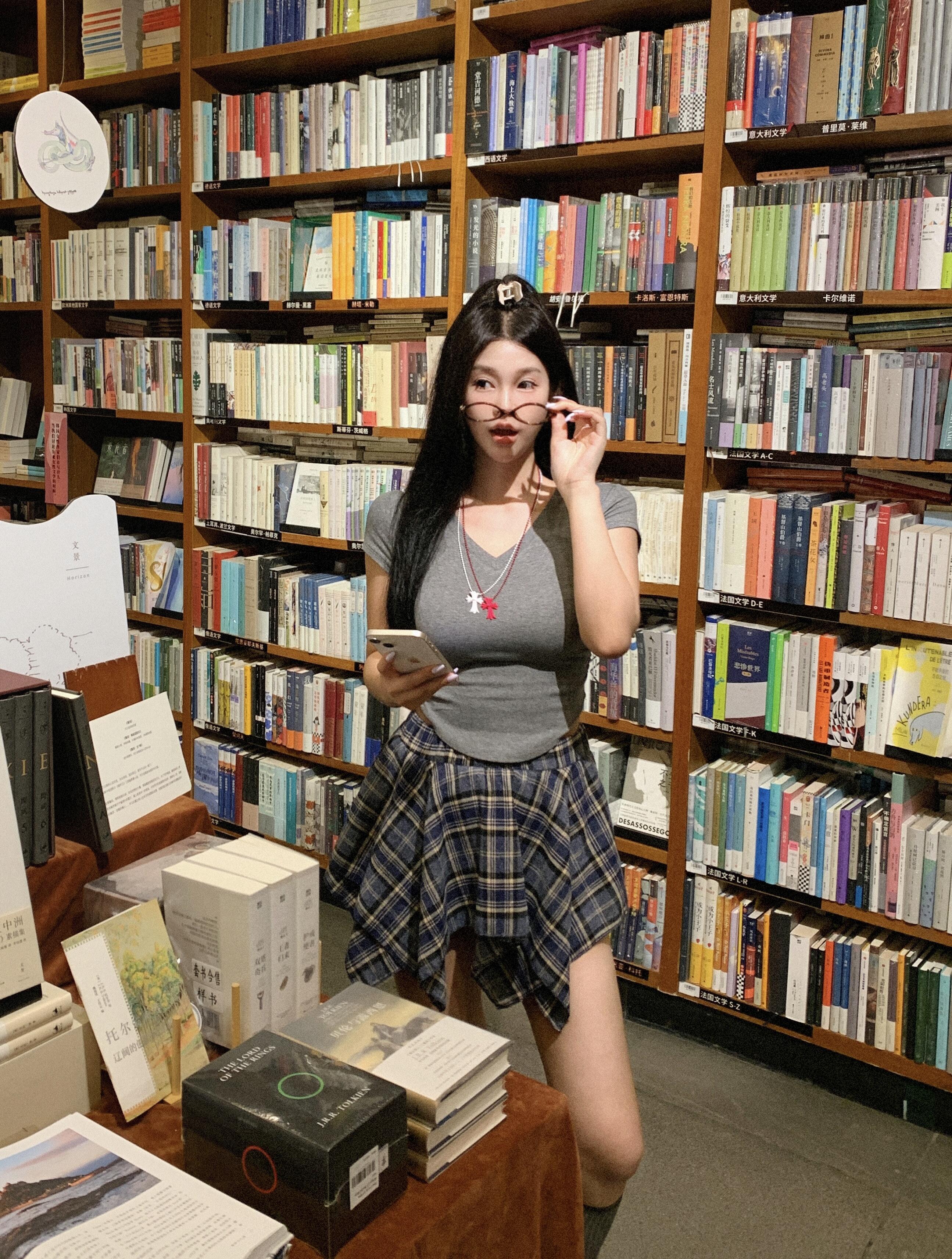 Real shot of gray front shoulder V-neck slim T-shirt top + high-waist irregular plaid A-line skirt two-piece set