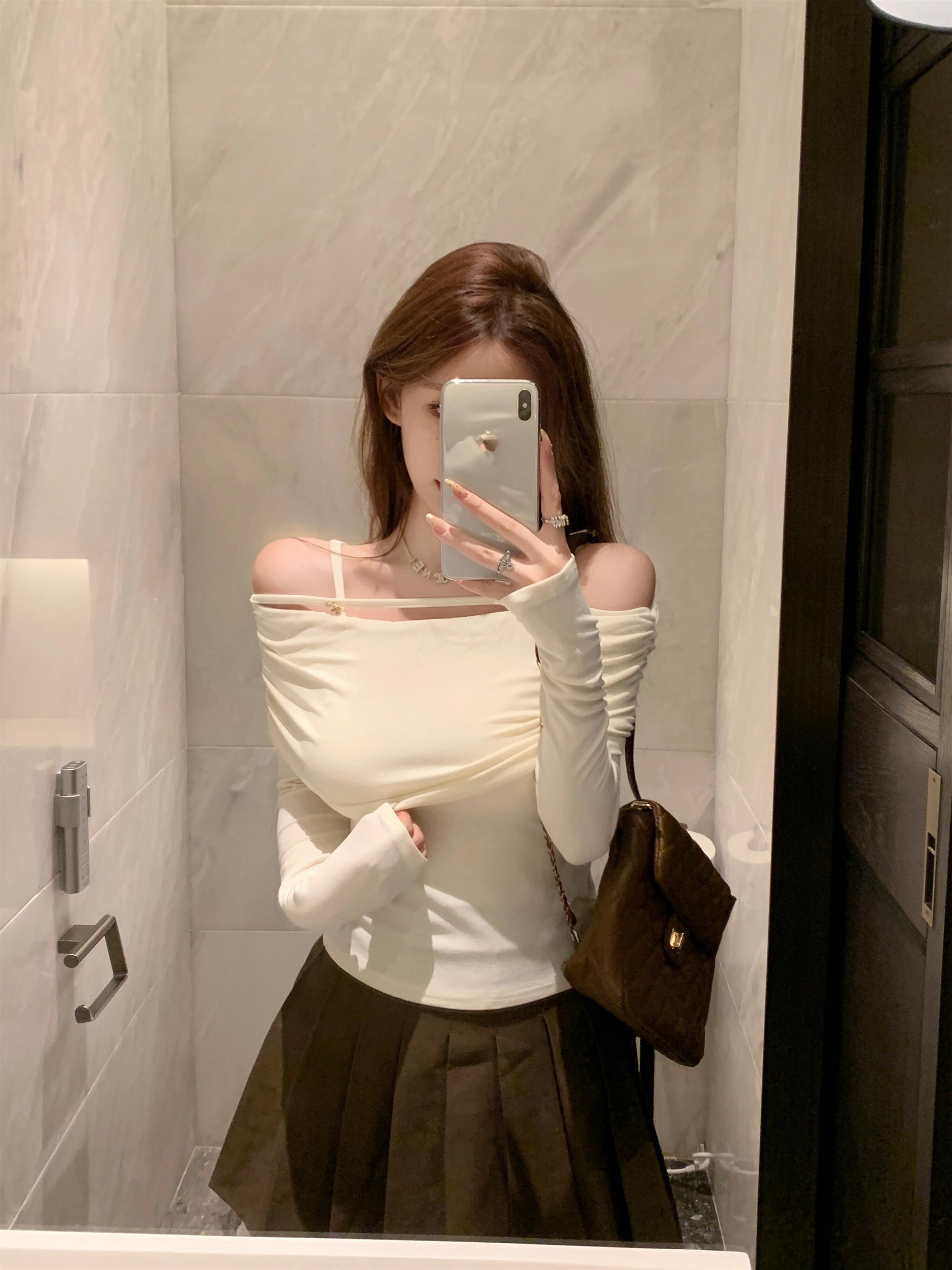 Real shot of hot girl pure one-shoulder T-shirt for women in spring design slim long-sleeved top