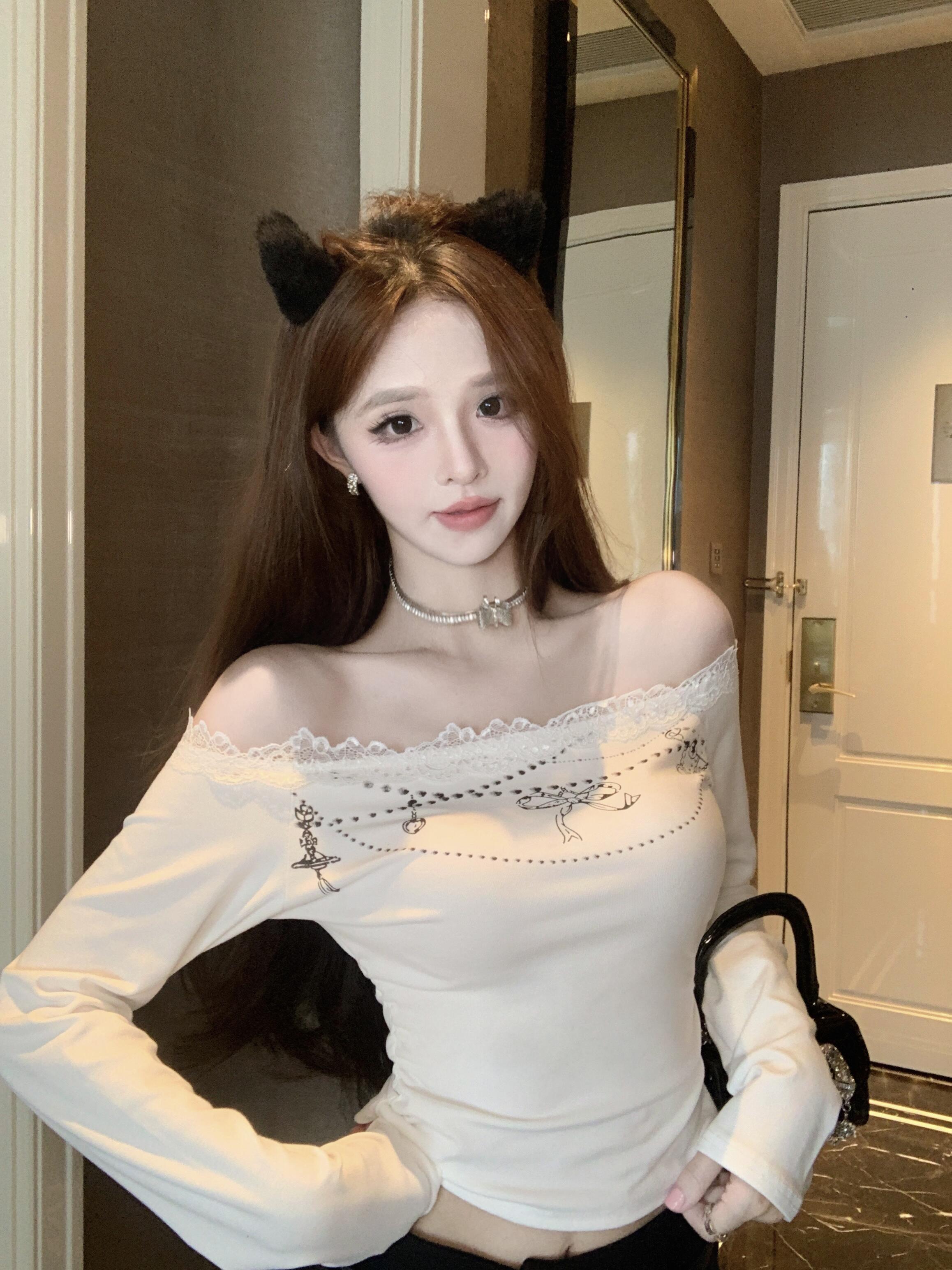 Real shot of one-shoulder lace splicing printed hot girl T-shirt for women in spring slim short off-shoulder top
