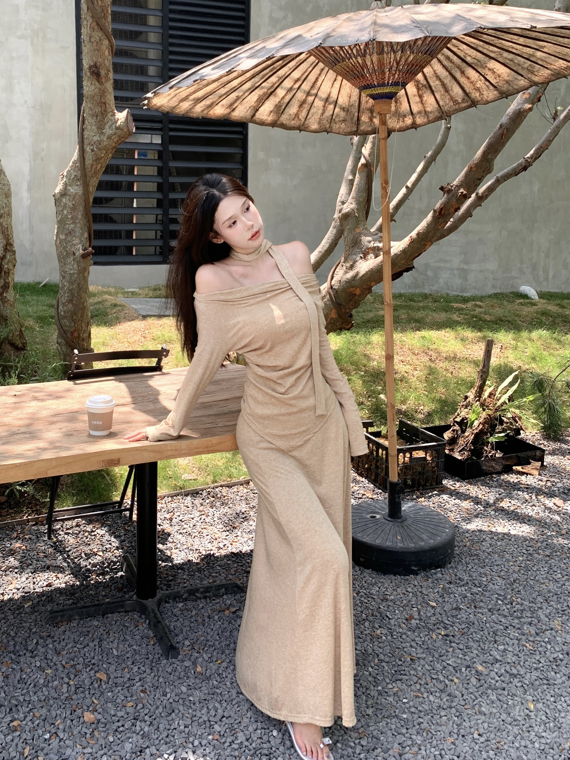 Real shot, design-sensory streamer, one-shoulder irregular long-sleeved top, drooping skirt, two-piece set