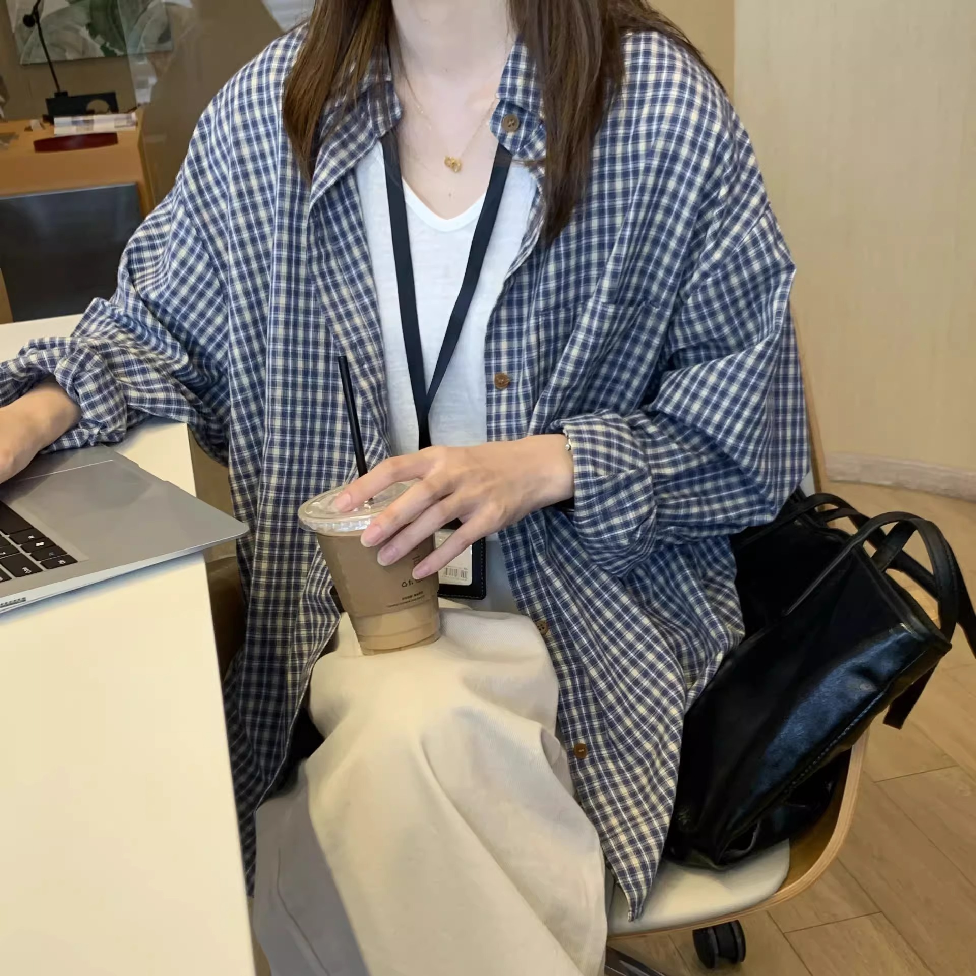 鬆弛感復古藍色長袖格子襯衫上衣女春秋新款寬鬆內搭別致襯衣外套