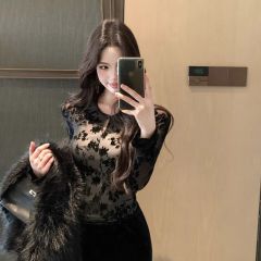 Official picture: The beautiful lady is mature and mature black slim hollow long-sleeved T-shirt for women in spring and summer slim and pure slim top