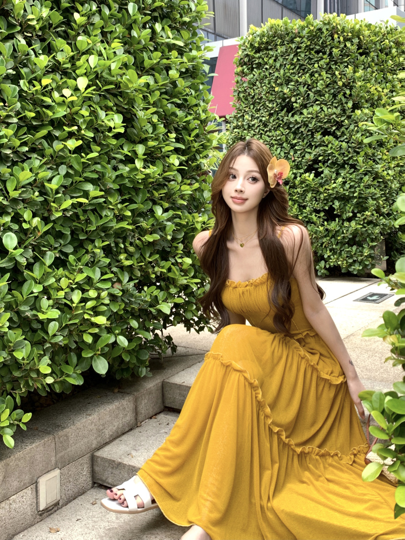 Real-life vacation style yellow suspender dress with black ears slim beach long skirt hot girl waist-hugging big sling skirt